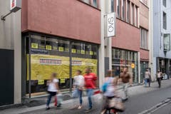 «Alles muss raus» heisst es an der Hertensteinstrasse 50. OVS verlässt das Gebäude nach einem kurzen Gastspiel. Um die frei werdende, zweistöckige und relativ grosse Fläche reissen sich die Interessenten laut Branchenkennern. Wussten Sie, dass sich in diesem Gebäude ursprünglich das Luzerner Coop-City-Warenhaus befand?