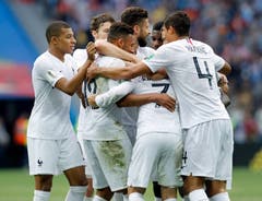 Die französischen Spieler feiern das Tor zum 2:0. (AP Photo/David Vincent, Nizhny Novgorod, 6. Juli 2018)