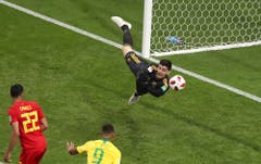 Der belgische Torhüter Thibaut Courtois hielt mit mehreren Paraden sein Team im Spiel, hier eine davon. (AP Photo/Thanassis Stavrakis, Kazan, 6. Juli 2018)