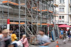 Und nun: Weggisgasse, Nummer 2. Die Falken-Apotheke ist Geschichte. Der neue Mieter zwar bekannt. Nur: Den Namen will die Hauseigentümerin aber noch nicht preisgeben.