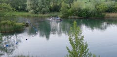 Im Urnersee bei Seedorf wurde mit einem speziellen Verfahren eine beliebte Badebucht gereinigt. 200 Kubikmeter Schlamm wurden entfernt, sehr viele Schuhe und Flip-Flops aus dem Wasser gefischt.