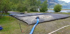 Im Urnersee bei Seedorf wurde mit einem speziellen Verfahren eine beliebte Badebucht gereinigt. 200 Kubikmeter Schlamm wurden entfernt, sehr viele Schuhe und Flip-Flops aus dem Wasser gefischt.
