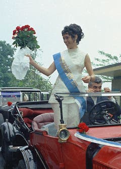 Mit dem Oldtimer wurde die Rosenkönigin von 1970 präsentiert.
