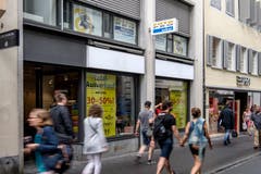 Weiter geht es an die Hertensteinstrasse 17. Foto Ecker hat das Lokal bereits verlassen. Vorerst ist hier ein Outlet eingemietet. Ein definitiver Nachfolger soll laut Insidern ebenfalls schon feststehen. An derselben Adresse - im Ecklokal des ehemaligen Uhrengeschäfts Moser ist seit April überdies die Boutique von Schlossberg eingemietet. Diese befand sich zuvor am Weinmarkt.