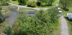 Die Entwässerungsschläuche trocknen an der Sonne am Ufer des Urnersees.