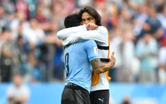 Uruguays Edinson Cavani (rechts) umarmt Teamkollege Luis Suarez nach dem Abpfiff. (AP Photo/Martin Meissner, Nizhny Novgorod, 6. Juli 2018)