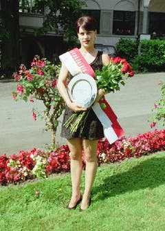 Die Rosenkönigin von 1995 mit ihrem "Zepter" aus Rosen.