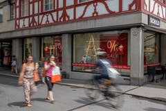 Ebenso unklar ist die Zukunft von «Schild» an der Kramgasse 2. Gemäss der Hauseigentümerin läuft der Mietvertrag im Februar 2019 aus und ein neuer Mieter steht fest. «Globus» (zu dem «Schild» gehört) sagt hingegen, ihre Standortanalyse für das mehrstöckige Lokal laufe noch. Hier befand sich bis 2004 das Modehaus Spengler.