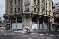 Wir starten an der Alpenstrasse, Höhe Museumplatz. Naja, nicht ganz Altstadt - aber fast. Hier wird gemäss Schaufenster-Info im Sommer ein neues Uhrengeschäft eröffnet mit den Schweizer Marken Baume & Mercier und TAG Heuer im Angebot.