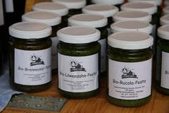 Pesto kann man nicht nur aus Basilikum herstellen: Brennessel-, Löwenzahn- und Rucola-Pesto vom Sunnehof bei Oberegg.
