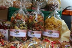 Nicht nur Gemüse und Obst: Auf dem Bauernmarkt gibt's eine grosse Palette von Selbergemachtem vom Bauernhof und aus der Bauernküche. Wie diese Nudeln am Stand der Familie Eigenmann aus Berg SG.