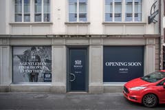 Oha! An der Hertensteinstrasse 21 tut sich was. Boggi Milano bringt hier künftig sein Anzüge unter die Männer. Zuvor hat hier Pasito seine Schuhe feilgeboten.