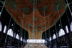 Gesehen am Zürcher Hauptbahnhof: Ernesto Neto-Gaia Mother Tree. (Bild: Paul Studhalter)