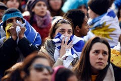 Die Fans von Uruguay verfolgen das Spiel beim Public Viewing in der Landeshauptstadt. (AP Photo/Matilde Campodonico, Montevideo, 6. Juli 2018)