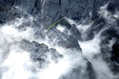 Nebelschwaden Hüllen die Flanken des Alpsteins ein. (Bild: Nicolas Giovanettoni)