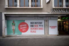 Auch dieses Schaufenster kündigt seinen neuen Mieter an: Ochsner Shoes. Wir sind bei der Hausnummer 29. Hier war bis Ende April Ex Libris eingemietet - und das schon seit Jahrzehnten. Ochsner Shoes befindet sich aktuell noch am Grendel.