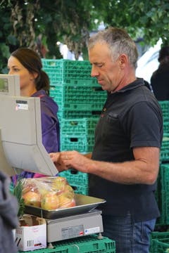 Der Chef selber an der Waage: Ivo Sager, innovativer Obst-, Gemüse-, Milch- und Beerenbauer aus Lömmenschwil