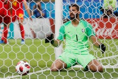 Der brasilianische Torhüter Alisson nachdem Teamkollege Fernandinho ein Eigengoal geschossen hat. (AP Photo/Frank Augstein, Kazan, 6. Juli 2018)