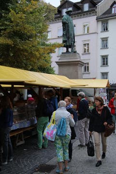 Stände des Bauernmarkts zu Füssen des Vadian-Denkmals.