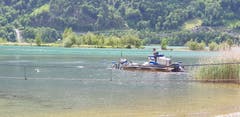 Der Saugbagger pumpt wie ein Staubsauger den Dreck aus dem See.