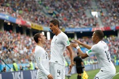 Frnkreichs Kylian Mbappe (rechts) und Antoine Griezmann (links) feiern das Tor von Raphael Varane (Mitte). (AP Photo/Petr David Josek, Nizhny Novgorod, 6. Juli 2018)