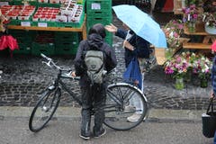 Der Bauernmarkt ist auch ein Treffpunkt - und für einen kurzen Schwatz muss trotz Regen immer Zeit bleiben.