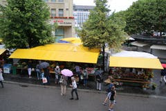 Ein Erkennungsmerkmal des Bauernmarkts sind seine gelben Dächer. Heute stehen diese zwischen der Rondelle und dem Vadian-Denkmal. Für kommendes Jahr ist mit der Reorganisation der Märkte ein neuer Standort vorgesehen. Wir sind gespannt...