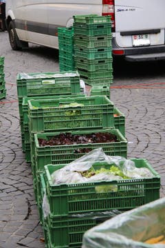 Ein Salatlager zwischen den Marktständen.