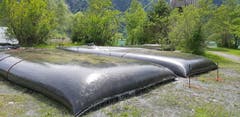 Die prall gefüllten Entwässerungsschläuche verlieren sehr viel Wasser. Dadurch kann das Gesamtgewicht massiv verringert werden.