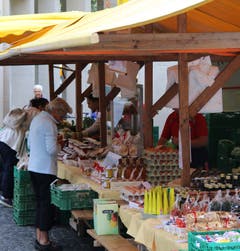 Einer der typisch bunten Stände des St.Galler Bauernmarktes. In diesem Fall ist es jener der Familie Eigenmann aus Berg SG.
