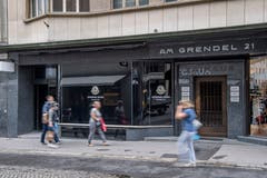Im Nachbarhaus Grendelstrasse 21 soll im September der Moncler-Store eröffnet werden. Moncler? Genau, die Marke mit den Daunenjacken.Hier war zuletzt Kofler Next eingemietet - dieses Geschäft befindet sich inzwischen nebenan.