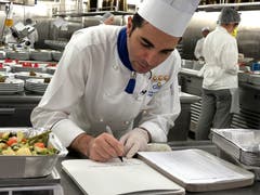Chefkoch Luigi Carotenuto bereitet die Essenspakete vor, die Hilfsorganisationen übergeben werden.