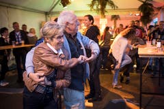 ...und Alt tanzen zur Musik bei den Rock & Blues Nights. (Bild: Ralph Ribi)