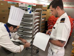 Bevor die Pakete von Bord gehen dürfen, muss alles genau protokolliert und den Hafenbehörden gemolden werden.
