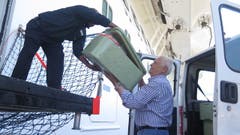 Gianpietro Lepore von "Repubblica dei Ragazzi" holt jeden Freitag im Hafen von Civitavecchia Lebensmittelpakete ab.