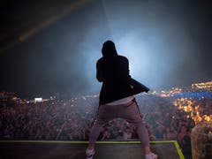 Mit Hoody und Trainerhose rappt Eminem auf der Bühne. (Bild: Jeremy Deputat)
