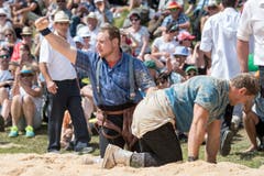 Joel Wicki, links, feiert seinen Sieg gegen Roger Rychen im 5. Gang. (Bild: Urs Flüeler/Keystone (Rigi, 8. Juli 2008))