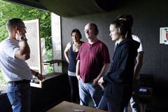 Die Besucher zeigen sich interessiert. (Bild: Werner Schelbert (Unterägeri, 7. Juli 2018))