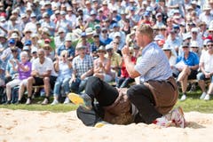 Andreas Ulrich, rechts, feiert seinen Sieg gegen Mario Schneider im 5. Gang. (Bild: Urs Flüeler/Keystone (Rigi, 8. Juli 2008))