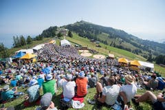 Die Schwingarena aus der Sicht der Zuschauer. (Bild: Urs Flüeler/Keystone (Rigi, 8. Juli 2008))