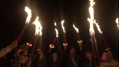 Zum Abschluss des ersten Lagertages ist die Schule Kriens auf einer Nachtwanderung gegangen. (Lagerbild: Sina Staubli, Scuol, 7. Juli 2017)