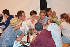 Gute Stimmung in einem der fünf Festzelte. Rund 900 Besucherinnen und Besucher machten am Samstag, dem 1. Gähwiler Fest ihre Aufwartung. Bilder: Beat Lanzendorfer)
