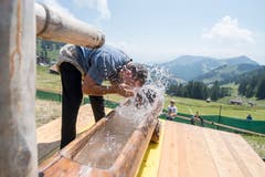 Ein Schwinger kuehlt sich am Schwingerbrunnen ab. (Bild: Urs Flüeler/Keystone (Rigi, 8. Juli 2008))