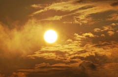 Malerische Wolkenstimmung nach dem heutigen Sonntagmorgen-Sonnenaufgang. (Bild: Georgette Baumgartner-Krieg)