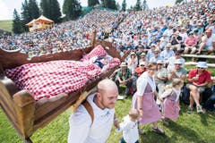 Die Alplerfamilie Rickenbach bei ihrem traditionellen Alpaufzug durch die Schwingerarena. (Bild: Urs Flüeler/Keystone (Rigi, 8. Juli 2008))