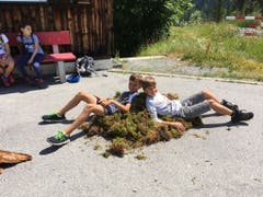 Stolz bewachen diese Krienser Schüler das gesammelte Moos. (Lagerbild: Simone Helfenstein, Scuol, 8. Juli 2018)