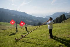 Alphornblaeser und Fahnenschwingen während dem Fest-Gottesdienst. (Bild: Urs Flüeler/Keystone (Rigi, 8. Juli 2008))