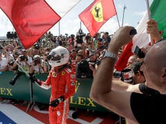 Sebastian Vettel lässt sich als Sieger in Silverstone feiern (Bild: KEYSTONE/AP/LUCA BRUNO)