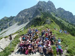 Schüler aus Giswil zwischen Alpoglerberg und Schafnase auf dem Weg zur Ribihütte. (Lagerbild, Mirjam von Rotz, Giswil, 8. Juli 2018)