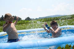Die heissen Temperaturen erfodern eine gehörige Abkühlung. Silvan Peter und Colin Widmer von der Jungwacht Sins wissen, wie das geht. (Bild: Jakob Ineichen, Schmiedrued, 8. Juli 2018)